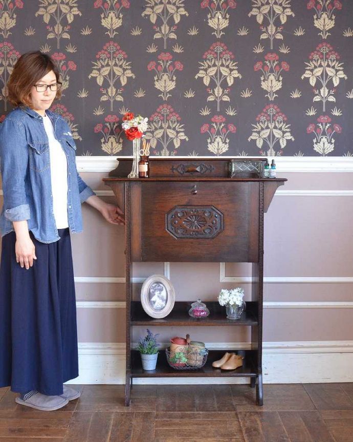 ビューロー アンティーク家具 おしゃれなアンティーク英国家具、小ぶりなスチューデントビューロー。コンパクトで、どこでも置けちゃうビューロースチューデントビューローと呼ばれるコンパクトサイズのビューローは、もともと学生さん用に作られたもの。(z-066-f)