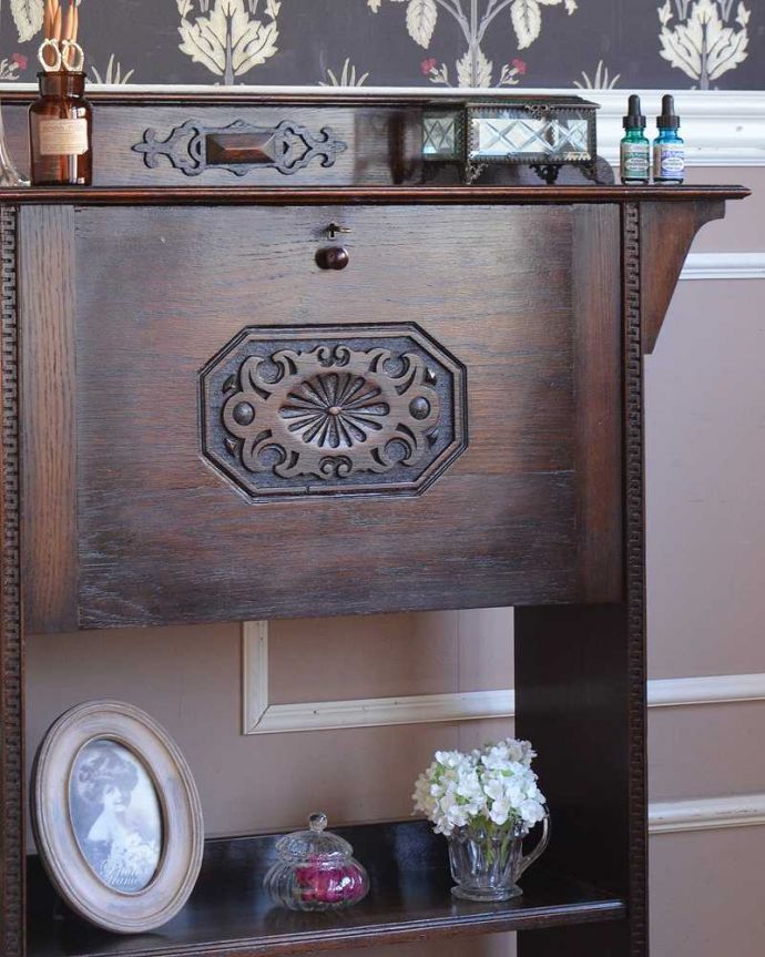 ビューロー アンティーク家具 おしゃれなアンティーク英国家具、小ぶりなスチューデントビューロー。普段は本棚として使えるオープンキャビネットビューローの下の部分は本棚として作られたオープン棚。(z-066-f)