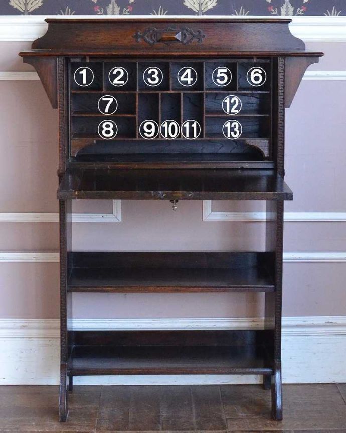 ビューロー アンティーク家具 おしゃれなアンティーク英国家具、小ぶりなスチューデントビューロー。お片付け上手になれる仕切り扉の中身は整理整頓しやすいように細かく仕切られています。(z-066-f)