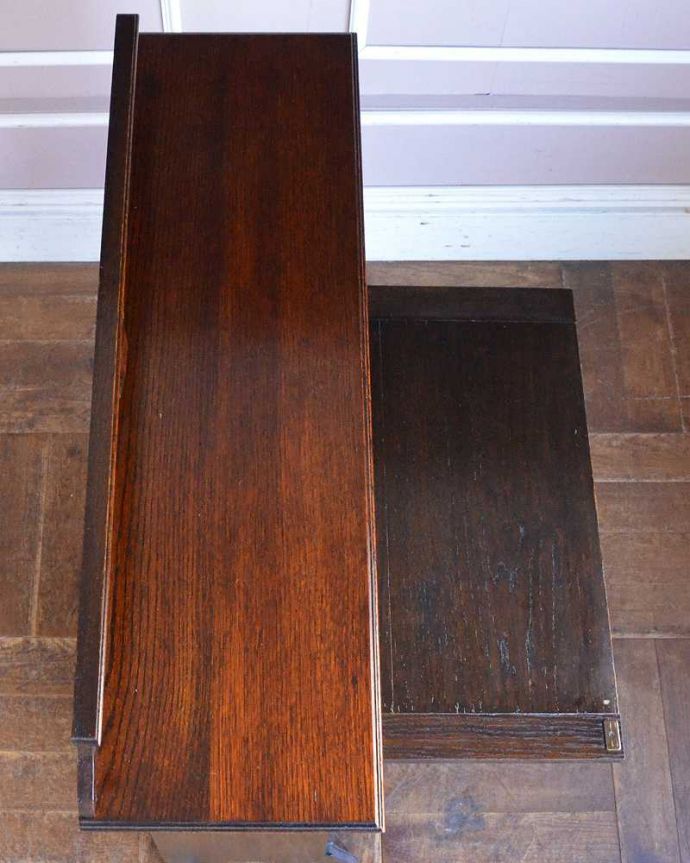 ビューロー アンティーク家具 おしゃれなアンティーク英国家具、小ぶりなスチューデントビューロー。上から見ると・・・天板部分の塗装も専門の職人がしっかりキレイに修復したので、こんなにキレイです。(z-066-f)