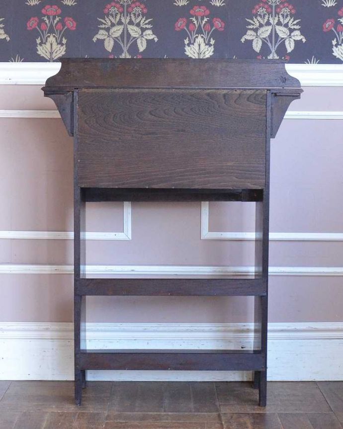 ビューロー アンティーク家具 おしゃれなアンティーク英国家具、小ぶりなスチューデントビューロー。もちろん後ろ姿もキレイですアンティークは新品ではないので、もちろん経年変化によるキズはあります。(z-066-f)