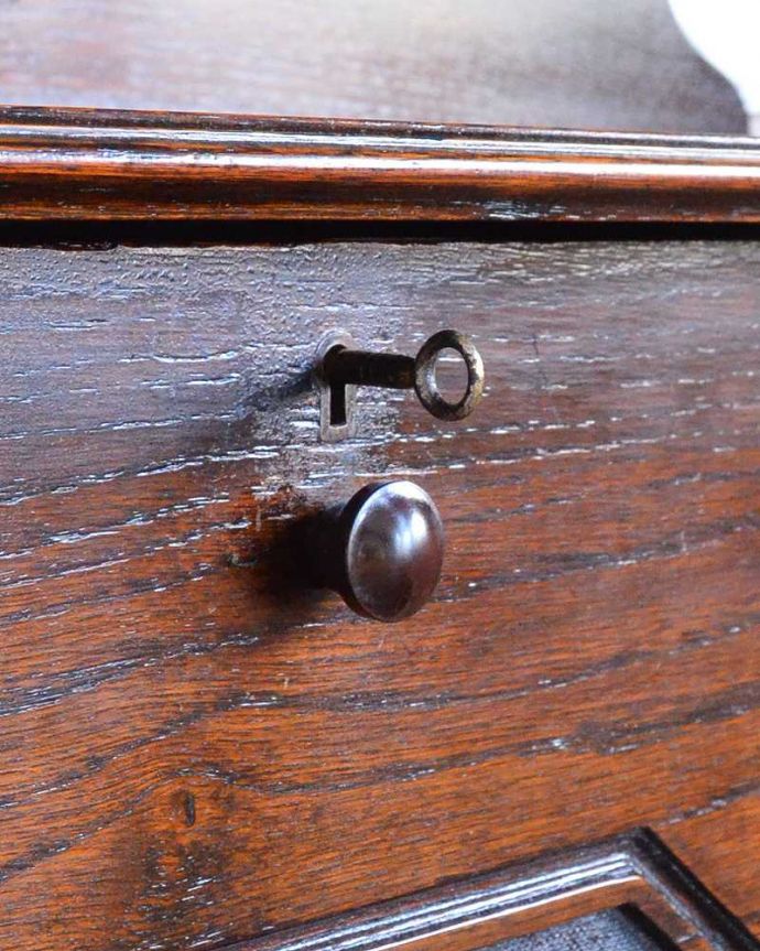 ビューロー アンティーク家具 おしゃれなアンティーク英国家具、小ぶりなスチューデントビューロー。アンティークらしい取っ手取っ手にもこだわりが感じられます。(z-066-f)