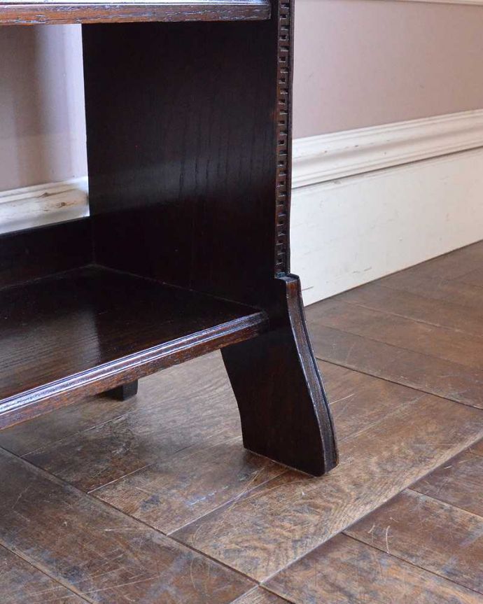 ビューロー アンティーク家具 おしゃれなアンティーク英国家具、小ぶりなスチューデントビューロー。女性1人でラクラ運べちゃうんですHandleのアンティークは、脚の裏にフェルトキーパーをお付けしています。(z-066-f)