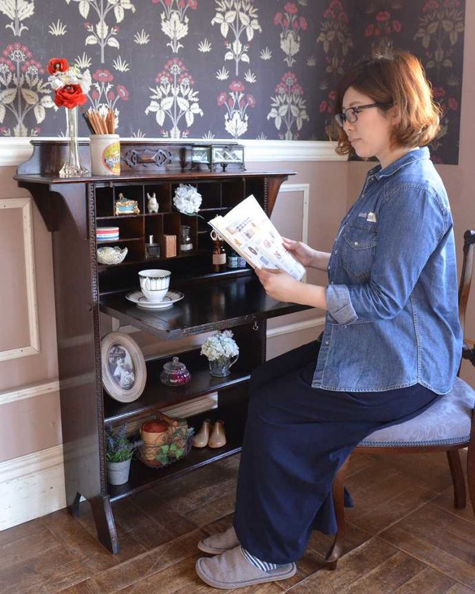 ビューロー アンティーク家具 おしゃれなアンティーク英国家具、小ぶりなスチューデントビューロー。あっという間にデスクに早変わり扉を前に倒すだけでデスクが登場。(z-066-f)