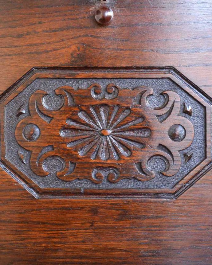 ビューロー アンティーク家具 おしゃれなアンティーク英国家具、小ぶりなスチューデントビューロー。いろんな場所にこだわり彫のデザインもいろいろです。(z-066-f)