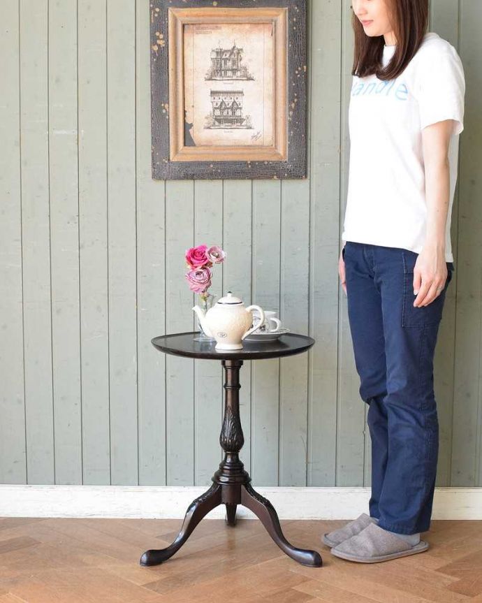 アンティークのテーブル アンティーク家具 優雅で品があるアンティーク英国家具、小さなワインテーブル。大きめサイズで使いやすいワインテーブルいつものワインテーブルより大きなサイズ。(z-067-f)