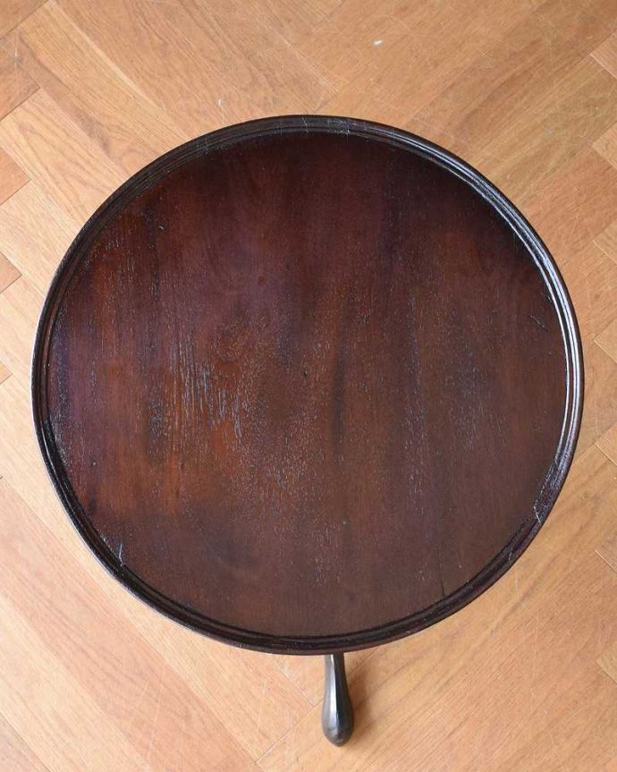 アンティークのテーブル アンティーク家具 優雅で品があるアンティーク英国家具、小さなワインテーブル。天板を上から見ると・・・コーヒーテーブルの天板は毎日使う場所だから、しっかり修復しました。(z-067-f)
