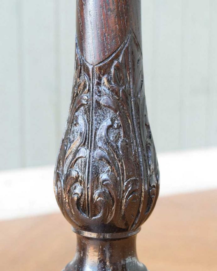 アンティークのテーブル アンティーク家具 優雅で品があるアンティーク英国家具、小さなワインテーブル。いろんな場所にこだわり彫のデザインもいろいろです。(z-067-f)