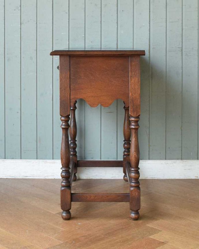 アンティークのテーブル　アンティーク家具　おしゃれなアンティーク家具、引き出し付きのコンソールテーブル。横から見ても素敵ですもちろん横から見られることも考えて、しっかり修復してあります。(z-068-f)