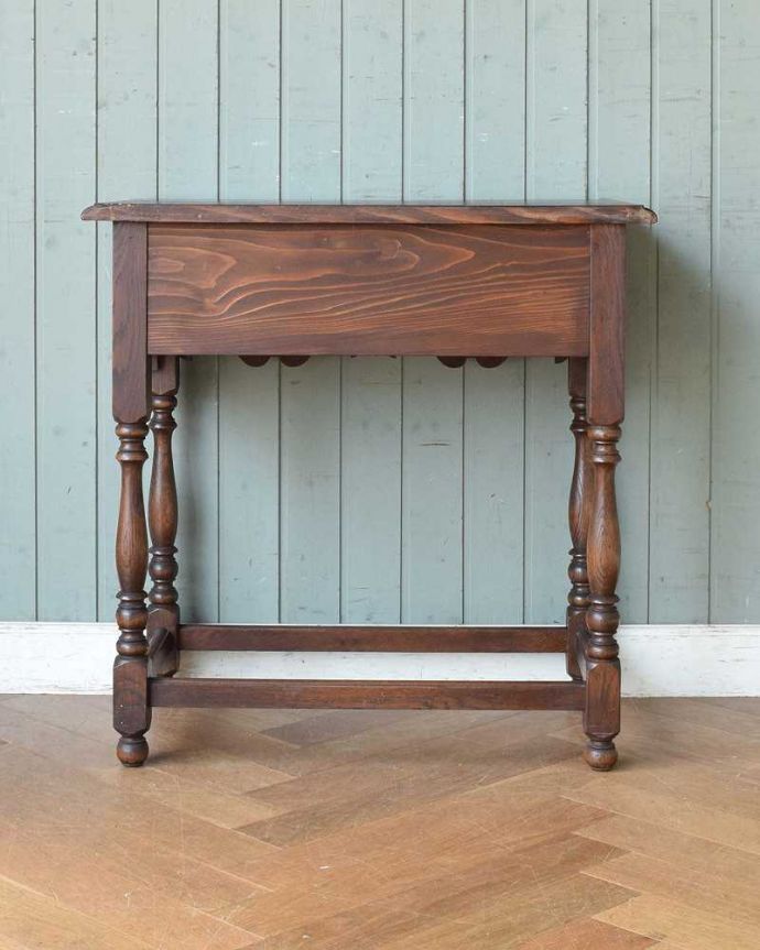 アンティークのテーブル　アンティーク家具　おしゃれなアンティーク家具、引き出し付きのコンソールテーブル。しっかり修復しましたアンティークは新品ではないので、もちろん経年変化によるキズはありますが、Handleでは専門の職人がしっかり修復したものだけをお送りしているので後ろ姿もキレイです。(z-068-f)