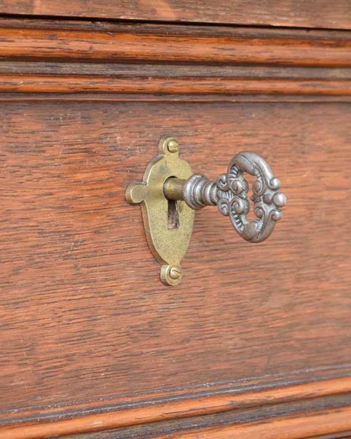 アンティークのテーブル　アンティーク家具　おしゃれなアンティーク家具、引き出し付きのコンソールテーブル。開ける度にワクワク鍵ももちろん使えるように調整しました。(z-068-f)