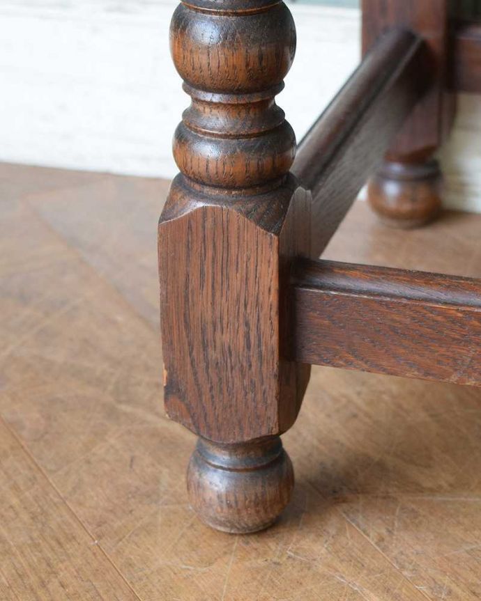 アンティークのテーブル　アンティーク家具　おしゃれなアンティーク家具、引き出し付きのコンソールテーブル。移動もラクラクですHandleのアンティークは、脚の裏にフェルトキーパーをお付けしています。(z-068-f)