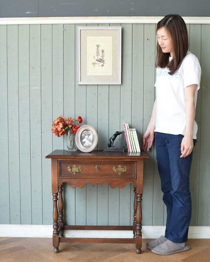 アンティークのテーブル　アンティーク家具　おしゃれなアンティーク家具、引き出し付きのコンソールテーブル。壁からお部屋を彩ってくれるアンティーク家具天板も引き出しもどっちも主役のサイドチェストテーブル。(z-068-f)