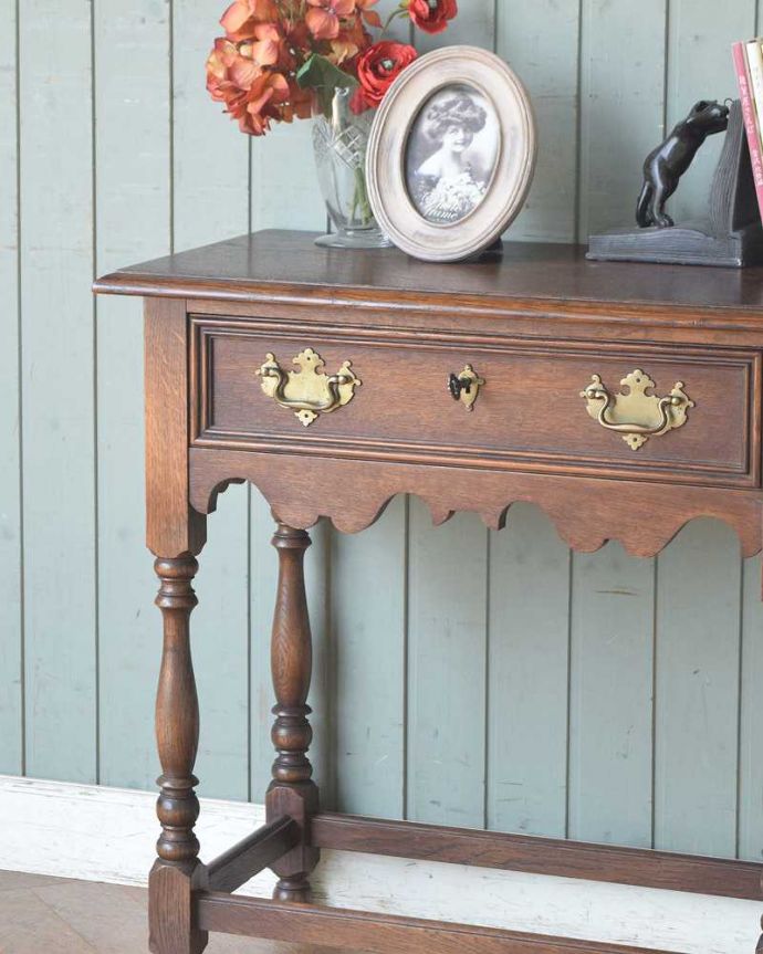アンティークのテーブル　アンティーク家具　おしゃれなアンティーク家具、引き出し付きのコンソールテーブル。アンティークらしい華やかなデザイン優雅なデザインのアンティーク家具は、壁の前に置くだけで、お部屋の中がグンッと格上げされます。(z-068-f)