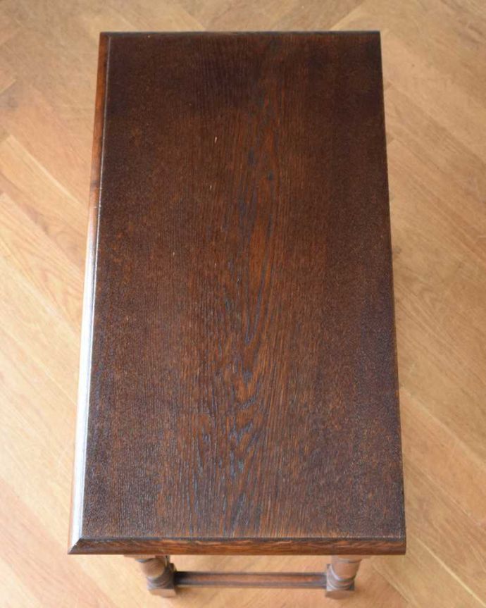 アンティークのテーブル　アンティーク家具　おしゃれなアンティーク家具、引き出し付きのコンソールテーブル。天板はテーブル代わりに使えます上から天板を見ると、こんな感じでキレイに仕上げました。(z-068-f)