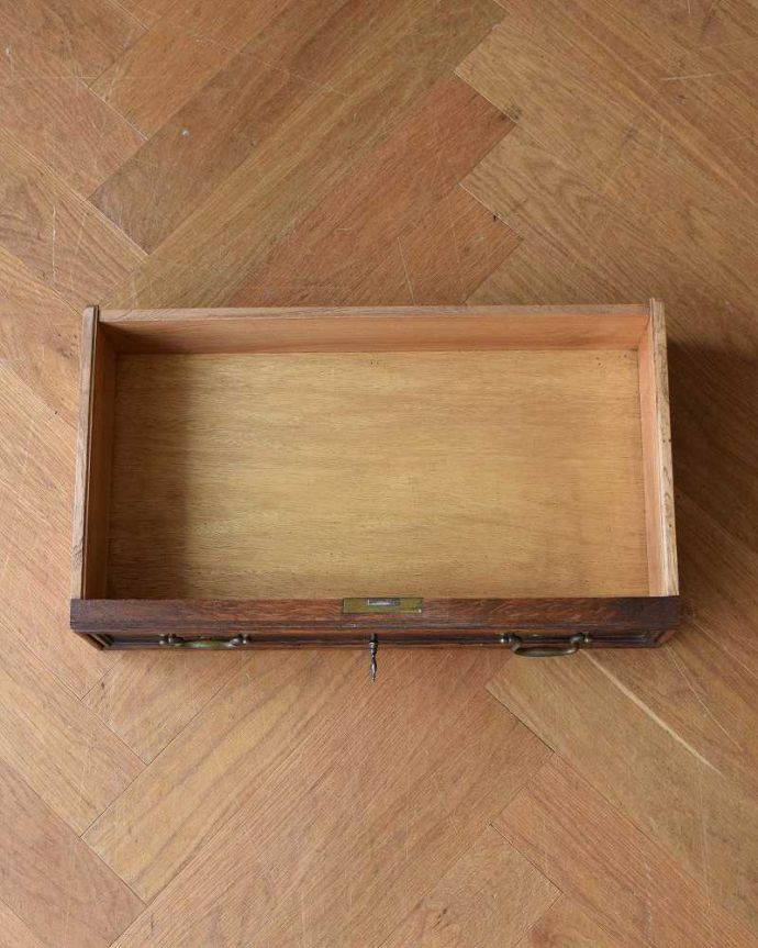 アンティークのテーブル　アンティーク家具　おしゃれなアンティーク家具、引き出し付きのコンソールテーブル。引き出しの中もキレイですちょっとした引き出しはとっても便利に使えます。(z-068-f)