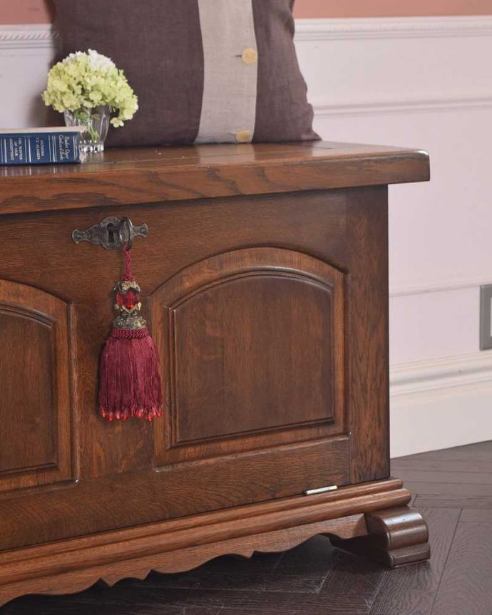 ブランケットボックス・収納ボックス　アンティーク家具　フランス輸入のアンティーク家具、おしゃれなブランケットボックス（ベンチ）。アンティークらしい彫りの美しさが魅力豪華な彫りの美しさがアンティークらしい雰囲気。(z-069-f)