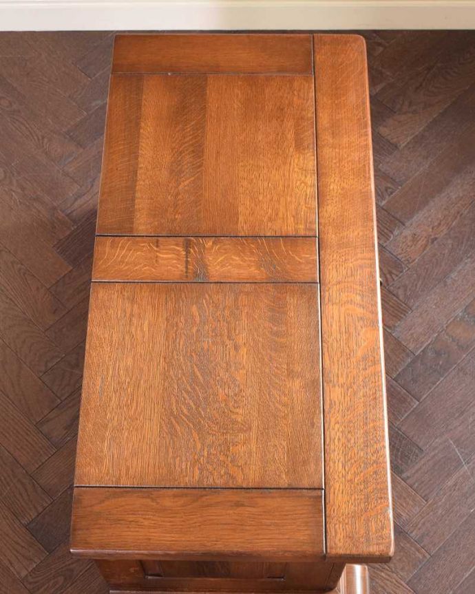 ブランケットボックス・収納ボックス　アンティーク家具　フランス輸入のアンティーク家具、おしゃれなブランケットボックス（ベンチ）。天板もピカピカに仕上げました一番目立つ場所だから、修復の時、天板もキレイに仕上げました。(z-069-f)