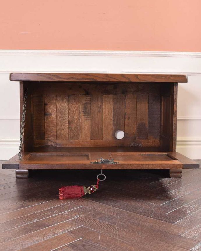 ブランケットボックス・収納ボックス　アンティーク家具　フランス輸入のアンティーク家具、おしゃれなブランケットボックス（ベンチ）。フタを開くと･･･本やクッション、ブランケットなど、リビングで散らかっているものをたっぷり収納できます。(z-069-f)