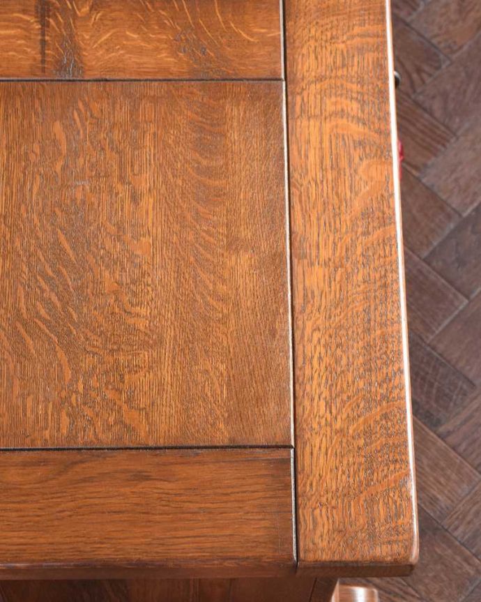 ブランケットボックス・収納ボックス　アンティーク家具　フランス輸入のアンティーク家具、おしゃれなブランケットボックス（ベンチ）。近くで見ると･･･テーブル代わりにも使えるコファ。(z-069-f)