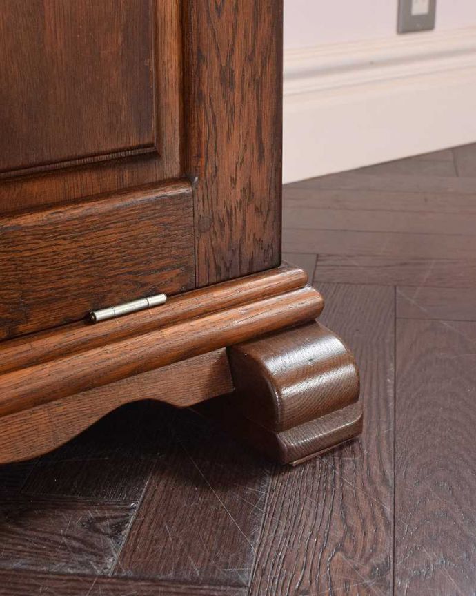 ブランケットボックス・収納ボックス　アンティーク家具　フランス輸入のアンティーク家具、おしゃれなブランケットボックス（ベンチ）。女性1人でラクラク運べちゃう仕掛けHandleのアンティークは、脚の裏にフェルトキーパーをお付けしています。(z-069-f)