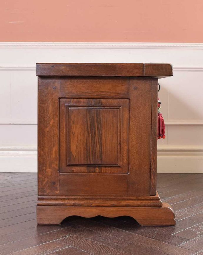 ブランケットボックス・収納ボックス　アンティーク家具　フランス輸入のアンティーク家具、おしゃれなブランケットボックス（ベンチ）。横から見てもキレイですもちろん、横顔だってキレイ！どこから見ても絵になります。(z-069-f)