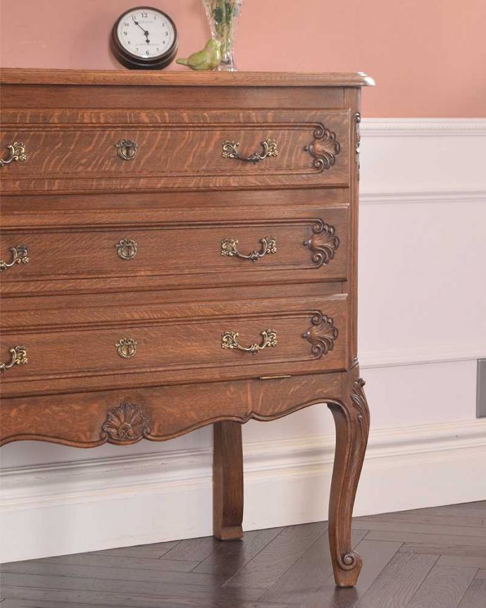 アンティークのチェスト アンティーク家具 フランスのエレガントなアンティーク家具、フラップ扉付のチェスト&シェルフ。収納だけじゃなく見て楽しむチェストチェストと言っても収納だけじゃなく見た目が素敵なんです。(z-070-f)