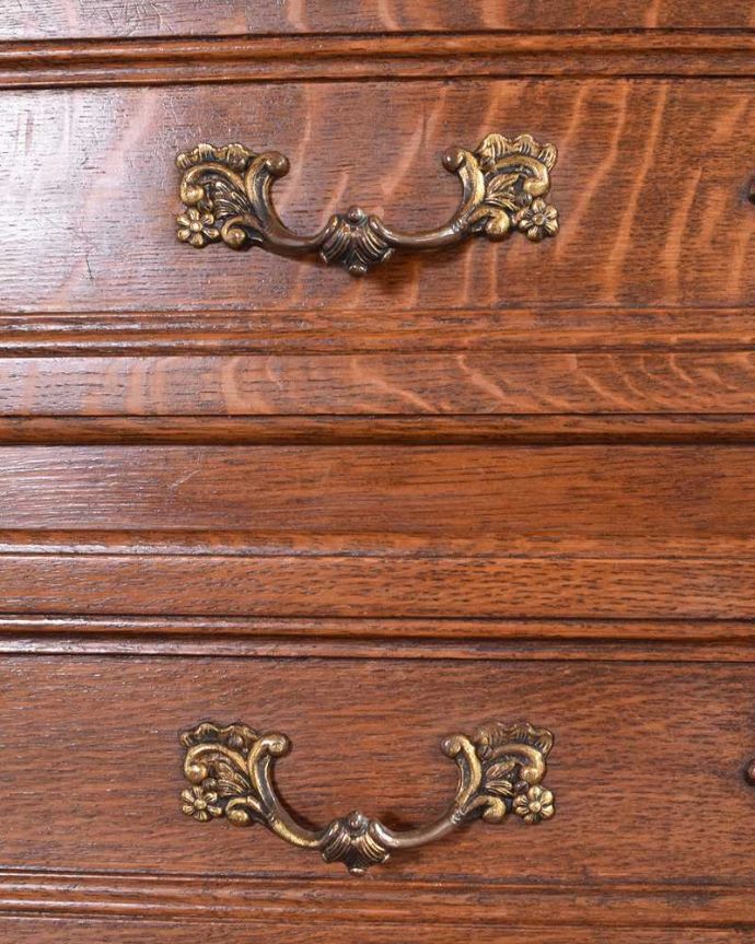 アンティークのチェスト アンティーク家具 フランスのエレガントなアンティーク家具、フラップ扉付のチェスト&シェルフ。開ける度にワクワクする取っ手フランスらしい優雅なデザインの取っ手。(z-070-f)