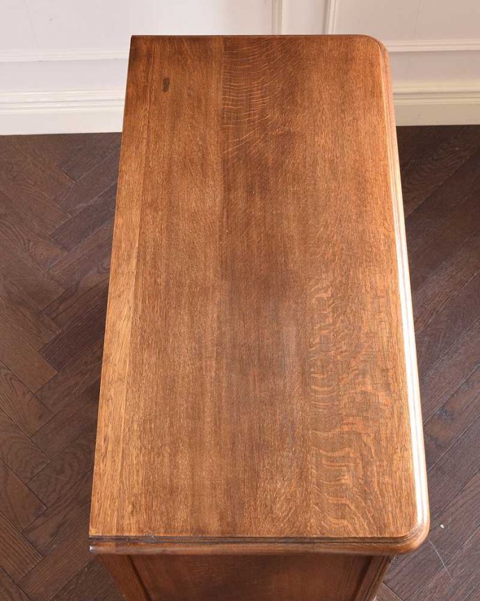 アンティークのチェスト アンティーク家具 フランスのエレガントなアンティーク家具、フラップ扉付のチェスト&シェルフ。何を置こうかな・・・?チェストを上から見るとこんな形です。(z-070-f)