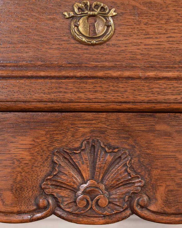 アンティークのチェスト アンティーク家具 フランスのエレガントなアンティーク家具、フラップ扉付のチェスト&シェルフ。アンティークらしい彫の美しさ機械が今のように発達していない時代に、一体どうやって彫ったんだろう?と不思議になるくらい細かくて美しい彫。(z-070-f)