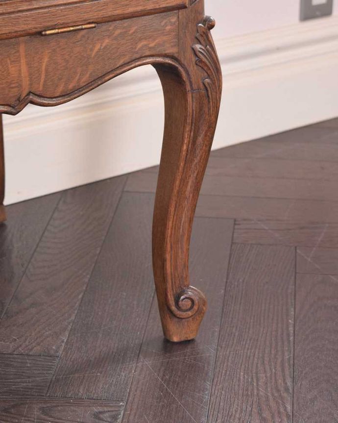 アンティークのチェスト アンティーク家具 フランスのエレガントなアンティーク家具、フラップ扉付のチェスト&シェルフ。女性1人でラクラク運べちゃう仕掛けHandleのアンティークは、脚の裏にフェルトキーパーをお付けしています。(z-070-f)