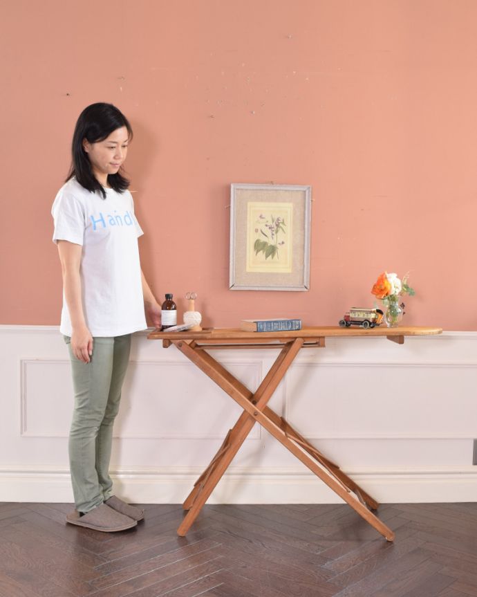 めずらしい家具　アンティーク家具　イギリスのアンティーク家具、木製の可愛いアイロンボード。昔の人の身だしなみ実際にアイロンをかける時に使っていたアイロンボード。(z-071-f)