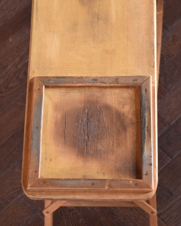 めずらしい家具　アンティーク家具　イギリスのアンティーク家具、木製の可愛いアイロンボード。焦げた跡はアイロンの場所熱く熱した鉄のアイロンを置いた場所。(z-071-f)