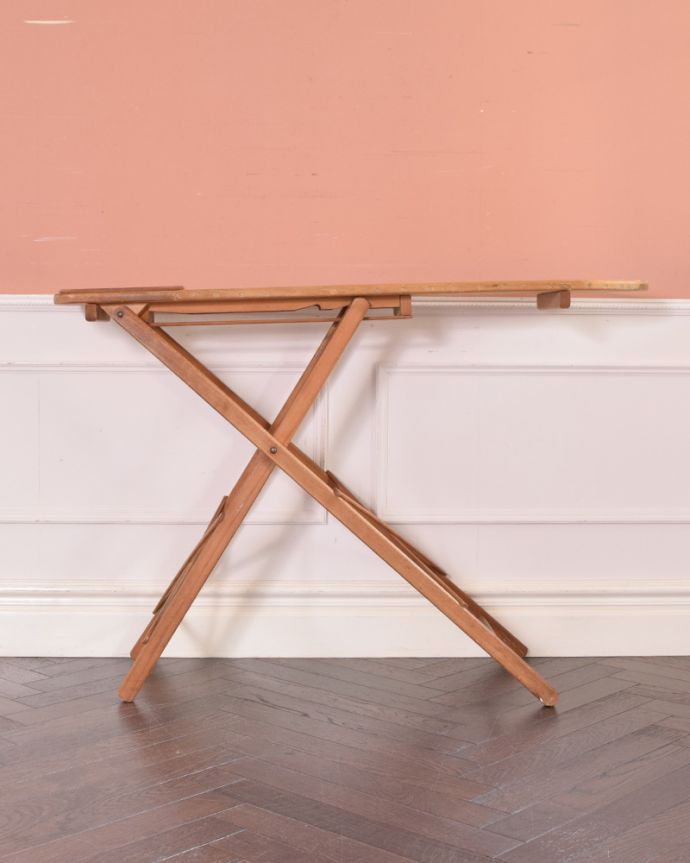 めずらしい家具　アンティーク家具　イギリスのアンティーク家具、木製の可愛いアイロンボード。横から見ると･･･カンタンに折り畳み出来るクロス脚もしっかり修復したので安定感があります。(z-071-f)