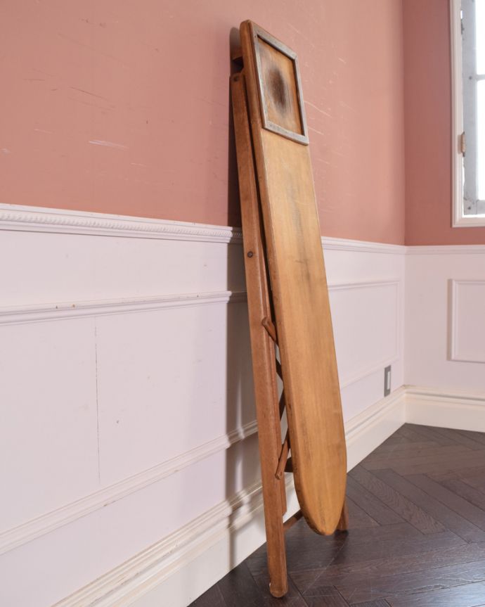 めずらしい家具　アンティーク家具　イギリスのアンティーク家具、木製の可愛いアイロンボード。畳めばこんなにコンパクト簡単に折り畳み出来て、使わない時はこんなにコンパクト。(z-071-f)