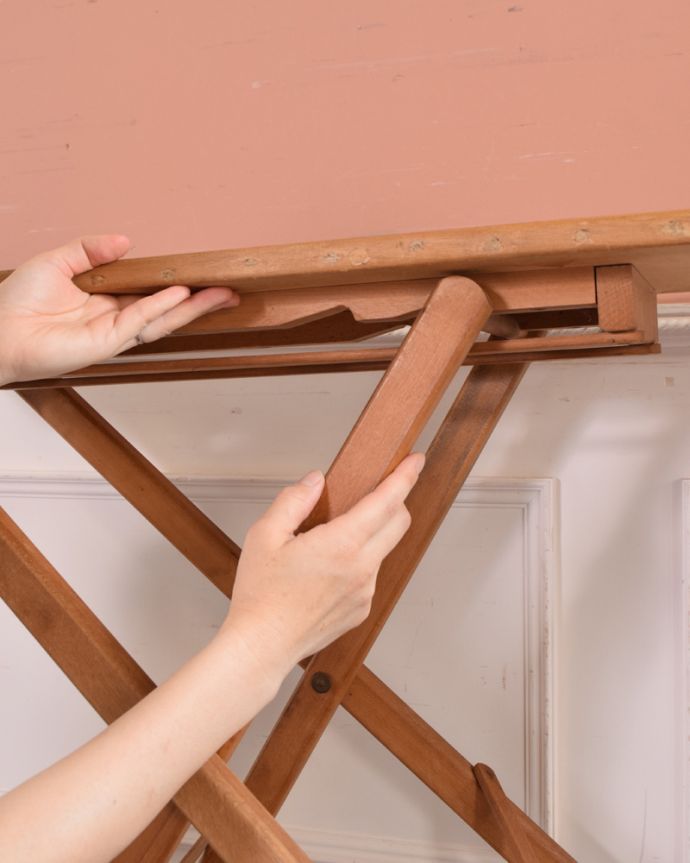 めずらしい家具　アンティーク家具　イギリスのアンティーク家具、木製の可愛いアイロンボード。高さ調節もOK!固定する位置を変えることで高さの調節が簡単にできるようになっています。(z-071-f)