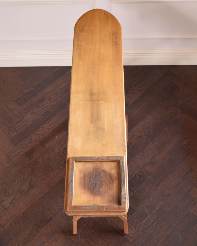 めずらしい家具　アンティーク家具　イギリスのアンティーク家具、木製の可愛いアイロンボード。天板はキレイに修復しました。(z-071-f)