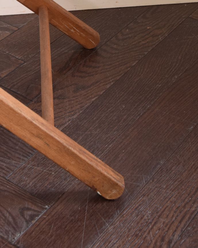 めずらしい家具　アンティーク家具　イギリスのアンティーク家具、木製の可愛いアイロンボード。持ち上げなくても移動できます！Handleのアンティークは、脚の裏にフェルトキーパーをお付けしていますので、床を滑らせてれば女性1人でも移動が簡単です。(z-071-f)