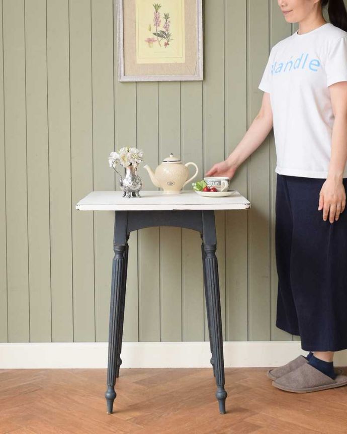 アンティークのテーブル　アンティーク家具　ツートンカラーのペイントが可愛いアンティークのオケージョナルテーブル。どんな場所でも便利に使える小さなテーブルそもそも「オケージョナル」とは「便利に使える」と言う意味。(z-072-f)