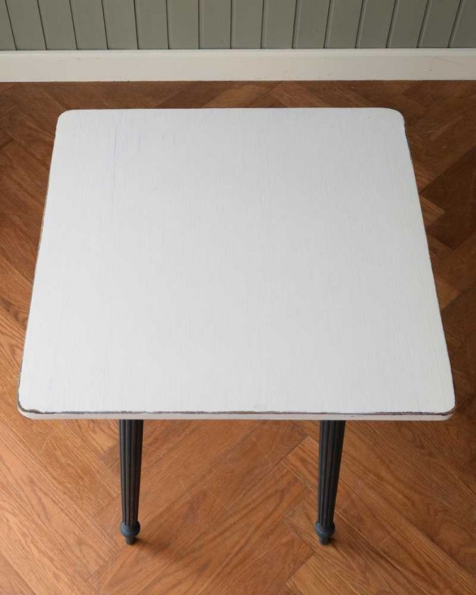 アンティークのテーブル　アンティーク家具　ツートンカラーのペイントが可愛いアンティークのオケージョナルテーブル。天板の形を見てみると･･･テーブルの形を上から見ると、こんな感じです。(z-072-f)