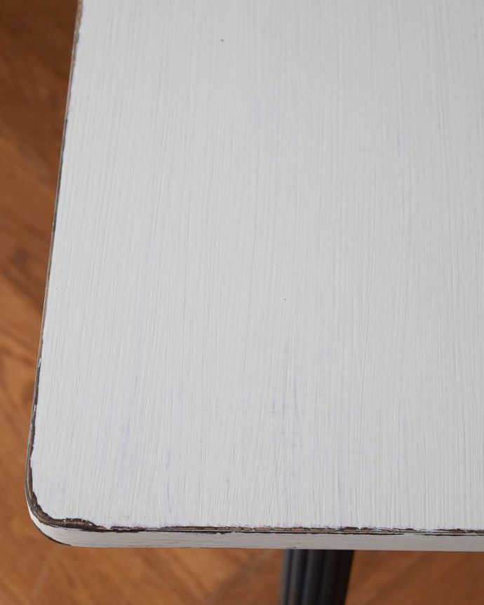 アンティークのテーブル　アンティーク家具　ツートンカラーのペイントが可愛いアンティークのオケージョナルテーブル。近くでチェック！天板を近くで見るとよく分かります。(z-072-f)