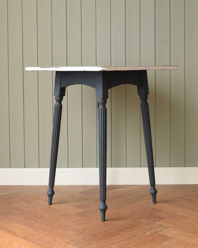 アンティークのテーブル　アンティーク家具　ツートンカラーのペイントが可愛いアンティークのオケージョナルテーブル。こちら側も、もちろんキレイです！アンティークは新品ではないので、もちろん経年変化によるキズはありますが、専門の職人がキレイにお直しをしているので、どの角度から見てもキレイです。(z-072-f)