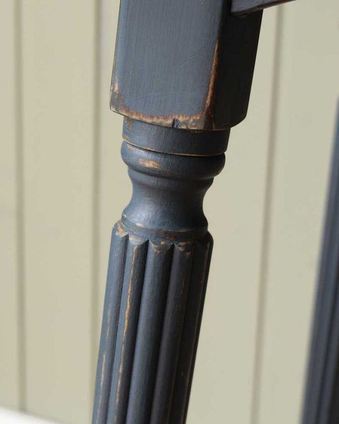 アンティークのテーブル　アンティーク家具　ツートンカラーのペイントが可愛いアンティークのオケージョナルテーブル。うっとりする美しさアンティークだから手に入る美しい彫。(z-072-f)