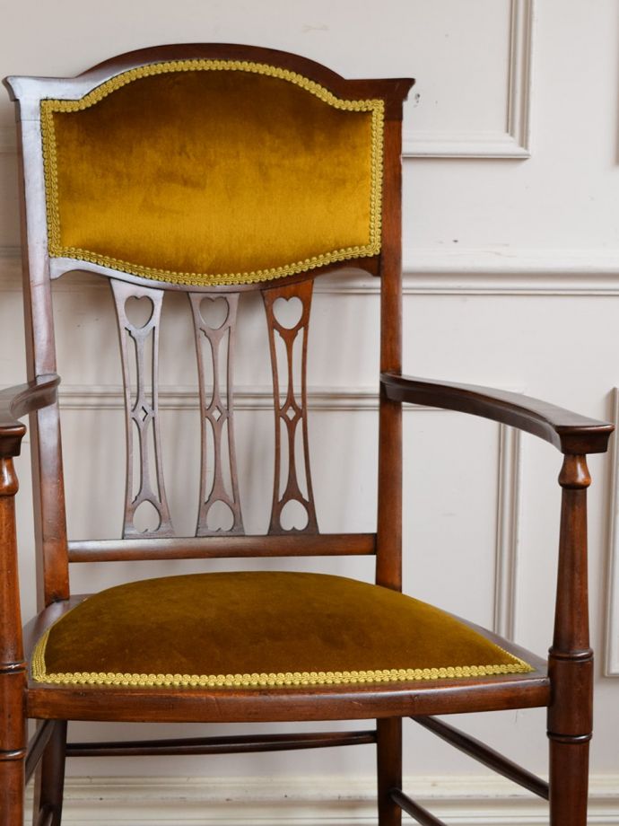 背もたれが美しいアンティークの椅子