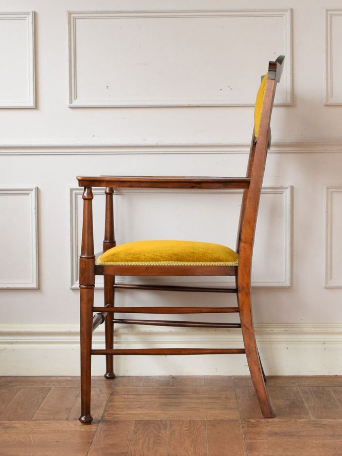 アンティークの椅子の側面