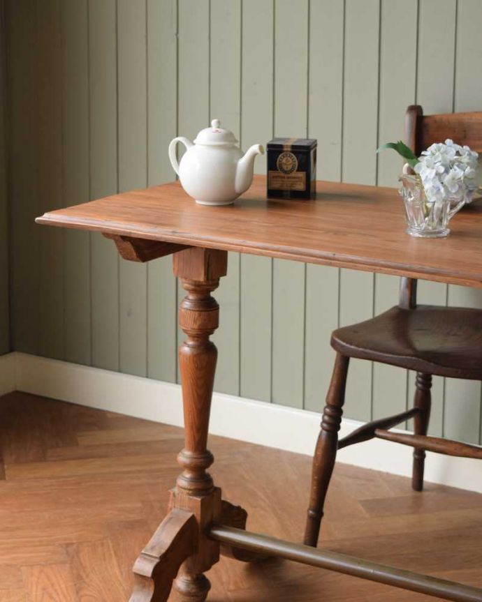 アンティークのテーブル　アンティーク家具　いろんな用途で便利に使えるフランスで見つけたアンティーク家具、ホールテーブル。ポコポコっとした可愛らしい脚脚のデザインもぬくもりあるやさしいデザイン。(z-073-f)