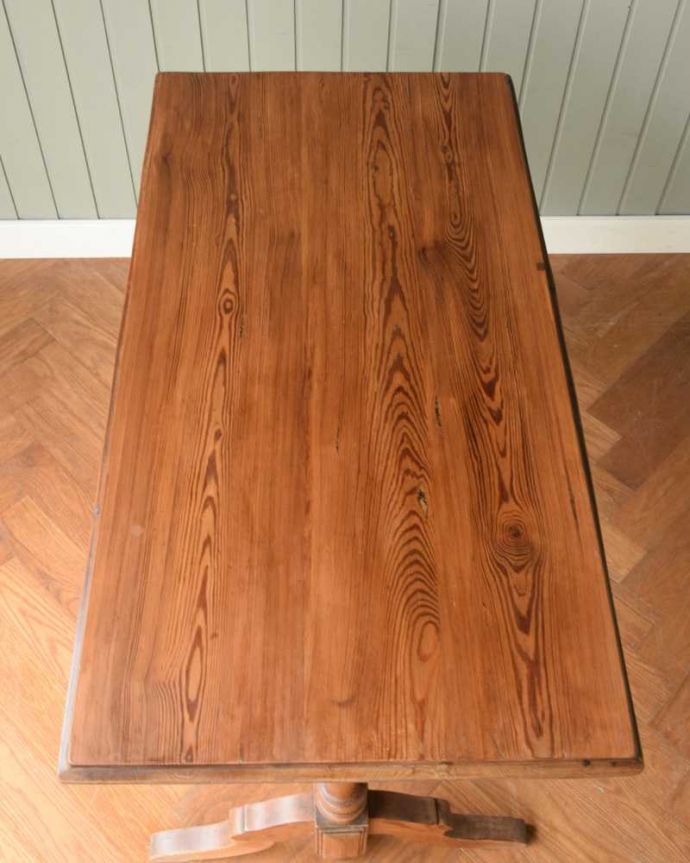 アンティークのテーブル　アンティーク家具　いろんな用途で便利に使えるフランスで見つけたアンティーク家具、ホールテーブル。天板はキレイに修復しました。(z-073-f)