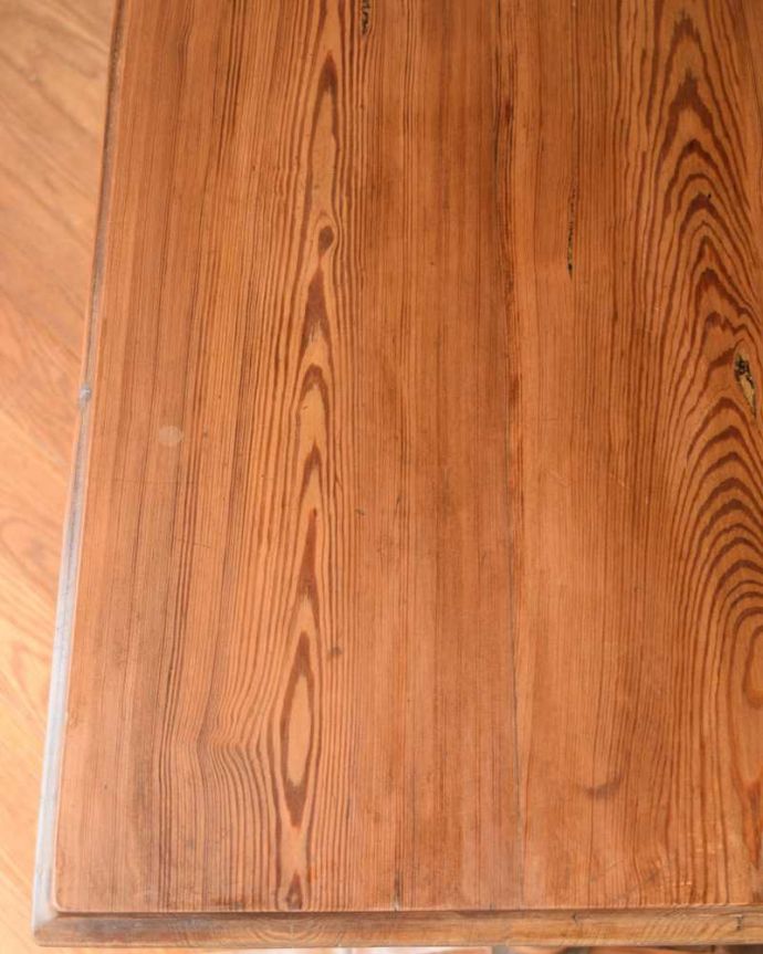 アンティークのテーブル　アンティーク家具　いろんな用途で便利に使えるフランスで見つけたアンティーク家具、ホールテーブル。オールドパイン材だけが持つ･･･なんとも言えずあたたかい雰囲気。(z-073-f)