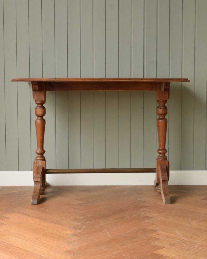 アンティークのテーブル　アンティーク家具　いろんな用途で便利に使えるフランスで見つけたアンティーク家具、ホールテーブル。こっち側もキレイです！アンティークは新品ではないので、もちろん経年変化によるキズはありますが、専門の職人がきちんとお直しをしているので、180度どの角度もキレイです。(z-073-f)