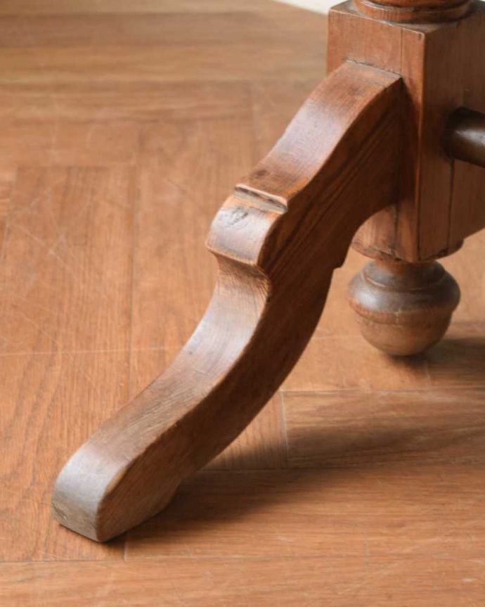 アンティークのテーブル　アンティーク家具　いろんな用途で便利に使えるフランスで見つけたアンティーク家具、ホールテーブル。持ち上げなくても移動できます！Handleのアンティークは、脚の裏にフェルトキーパーをお付けしていますので、床を滑らせて簡単に移動が出来ます。(z-073-f)